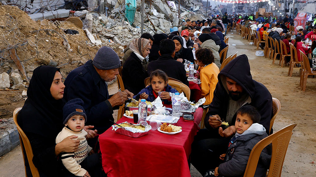 ধ্বংসস্তূপে ইফতার করলেন গাজাবাসী
